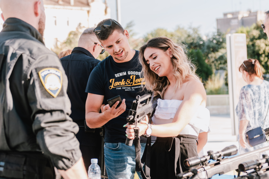 Dan otvorenih vrata Policije na Poljani: Najviše zanimanja za fotografiranje s vatrenim oružjem