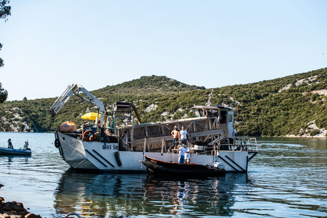 Iz podmorja Šarine drage u Zatonu uklonjeno preko 20 godina staro ribogojilište 