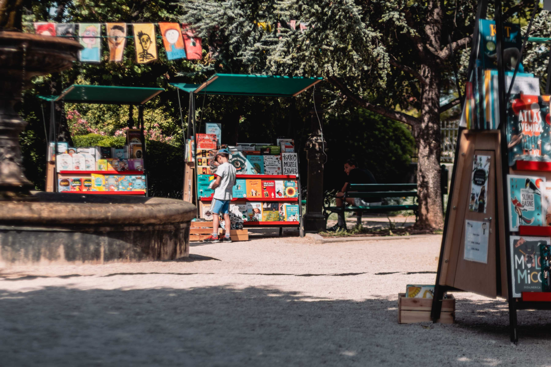 Jutarnji đir po MDF-u: Djeca uživaju u crtanju, šahu i debeloj hladovini