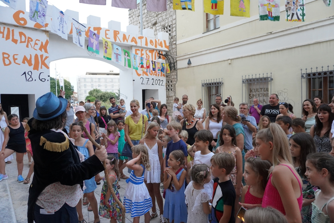 U kazalištu ništa, Ljetna otkazana: Ostaje vam program po ulicama i trgovima