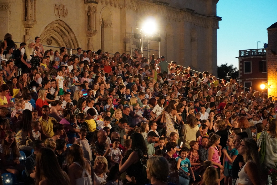 Danas je zbog MDF-a najduži dan u godini: Poznati čitaju, sajam knjiga, ulični program, predstave...
