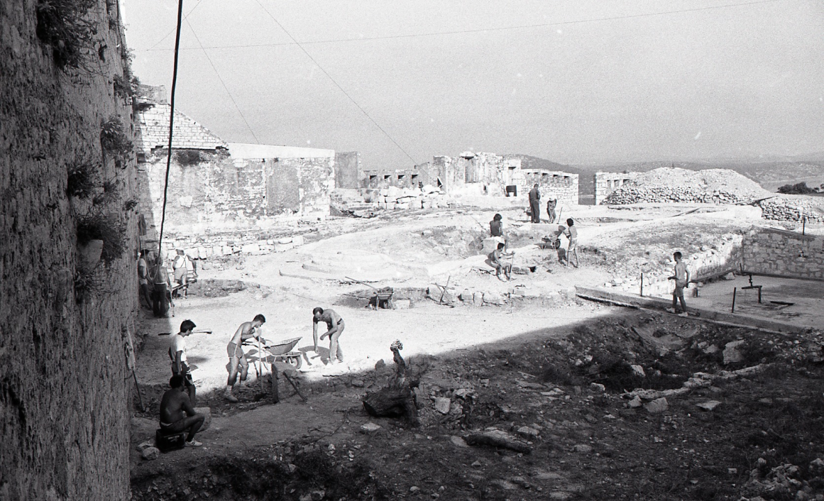 Točno je 50 godina od prvih arheoloških istraživanja na Tvrđavi sv. Mihovila: Pronađeni nalazi iz oko tisuću godina prije nove ere