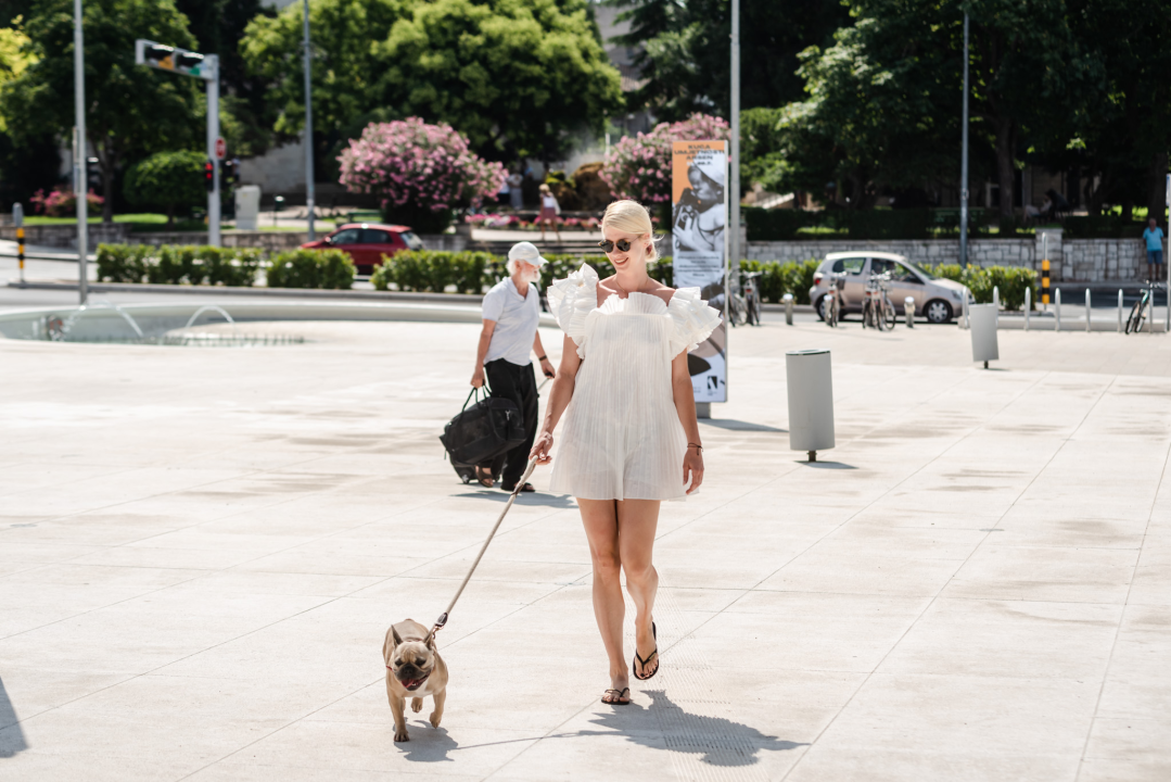 Ljeto u znaku šarenih uzoraka i lepršavih haljina: Provjerite koje trendseterice su nam upale u oko ovaj tjedan!