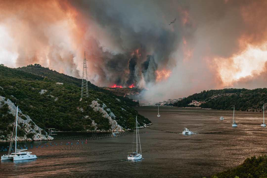 Jedan vatrogasac ozlijeđen, četveročlana obitelj iz Rasline koja je ostala bez kuće smještena u Cvjetni dom