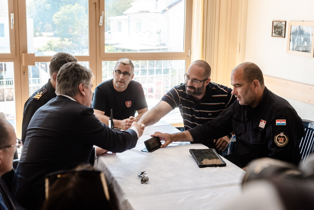  Milanović u Zatonu: Konobari imaju veću plaću od dobrovoljnih vatrogasaca, nitko neće izgorjeti za pet tisuća kuna