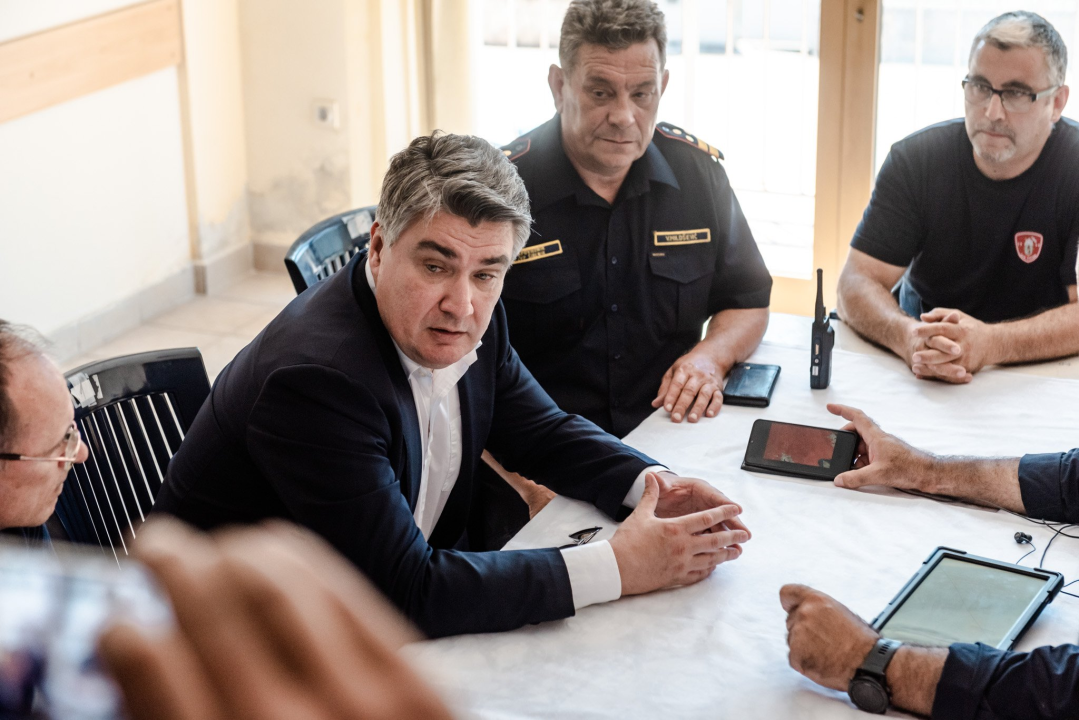  Milanović u Zatonu: Konobari imaju veću plaću od dobrovoljnih vatrogasaca, nitko neće izgorjeti za pet tisuća kuna