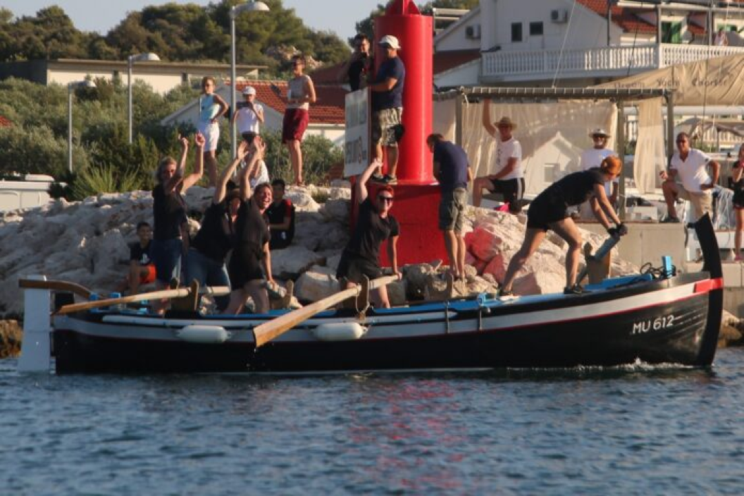 Ekipa za ne biti doma slavila na regati 'Svon forcon na četiri vesla'