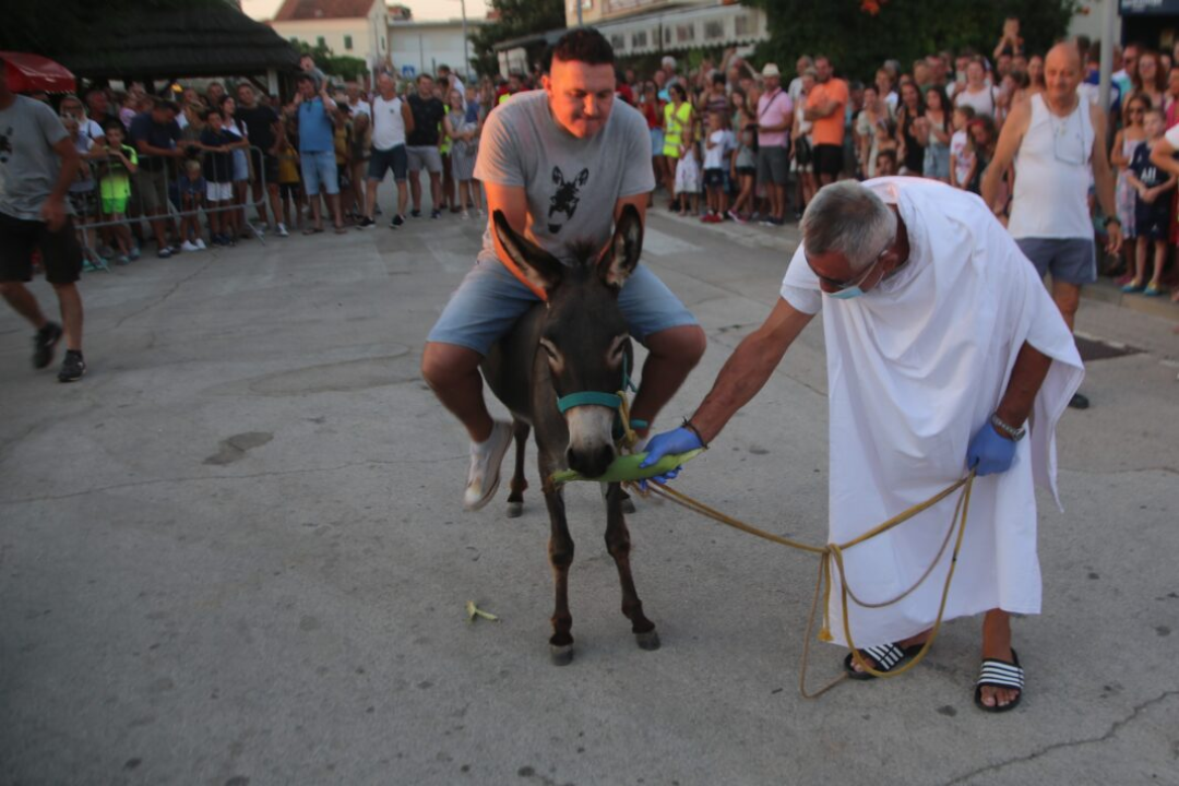 Deva i magarac Grgo pobjednici su trke tovara u Pirovcu
