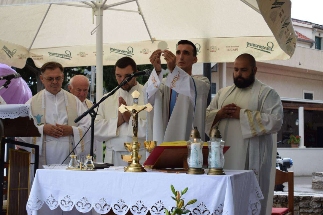 U Primoštenu proslavljena Gospa od Porta: Djevojke u nošnjama nosile sliku, procesiju pratile brodice
