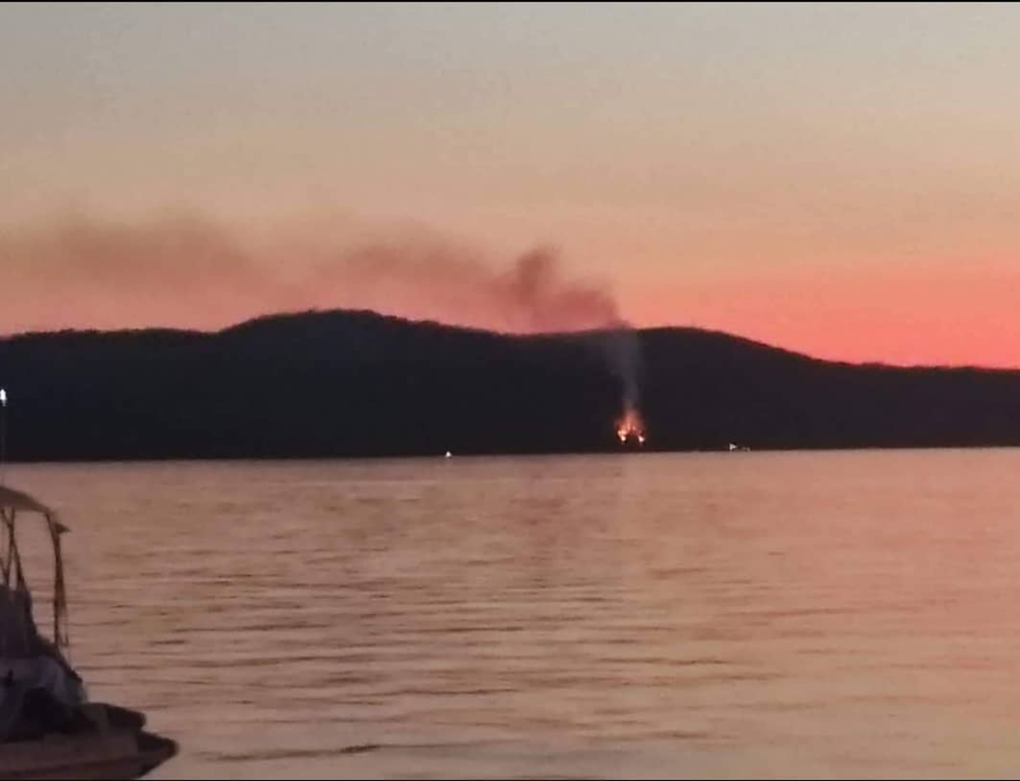 Na Zlarinu izbio požar, vatra se vidjela i u Šibeniku