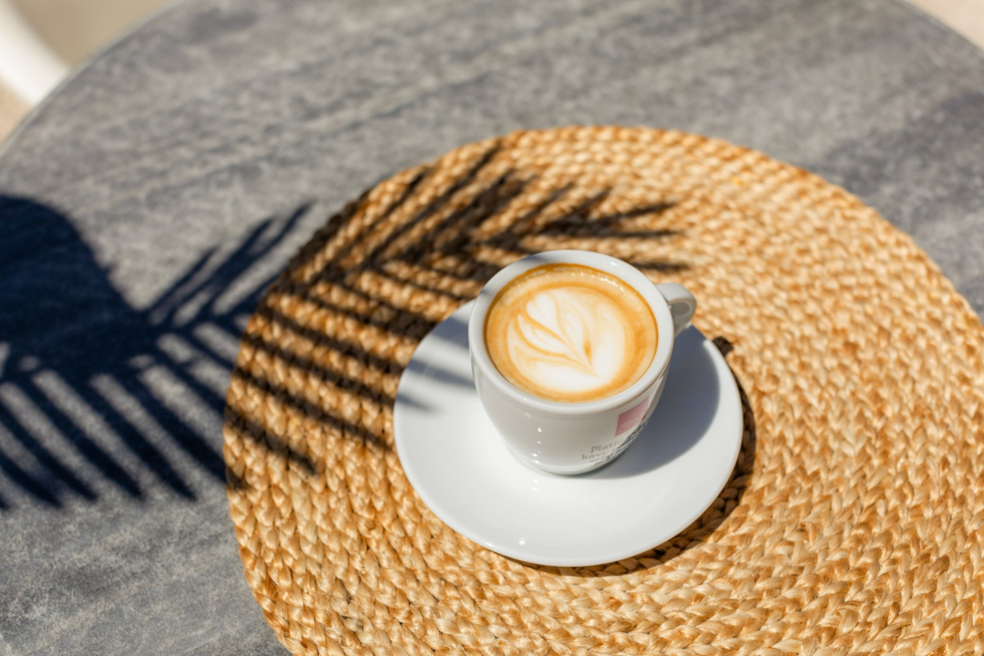 Zaigrajte odbojku na pijesku na plaži Banj, a predah potražite u Petrusu!