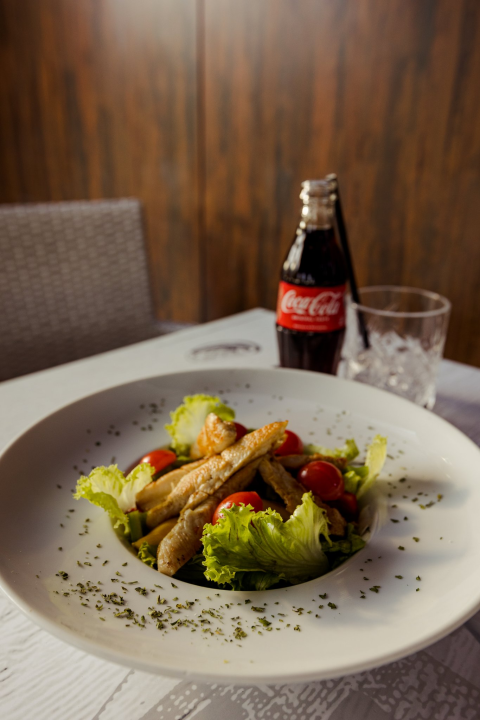 Zaigrajte odbojku na pijesku na plaži Banj, a predah potražite u Petrusu!