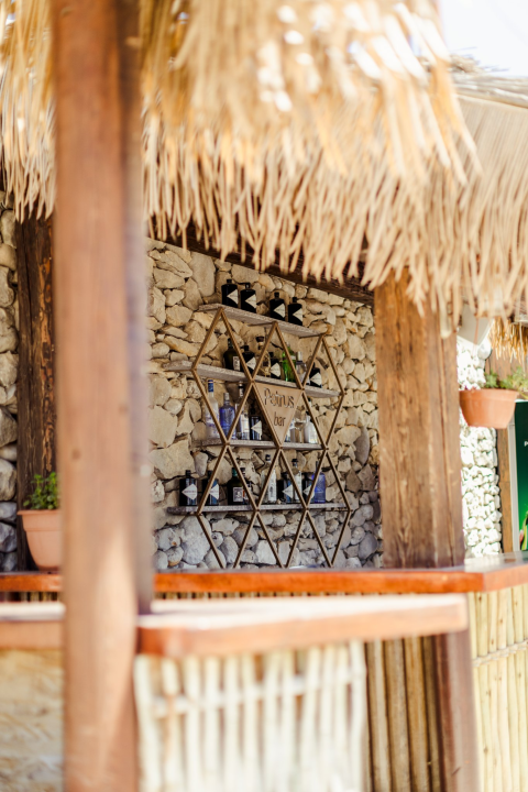 Zaigrajte odbojku na pijesku na plaži Banj, a predah potražite u Petrusu!