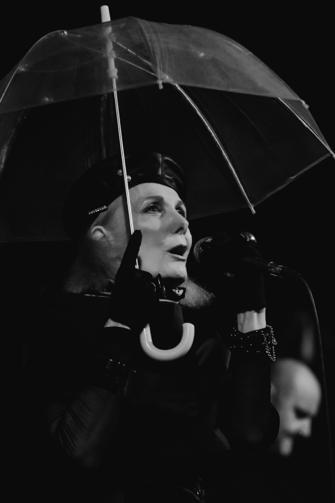 Bura, bura svuda oko nas. Osim oko Josipe koja je cijeli koncert sjedila na podu iza bubnja!