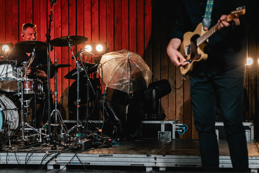 Bura, bura svuda oko nas. Osim oko Josipe koja je cijeli koncert sjedila na podu iza bubnja!