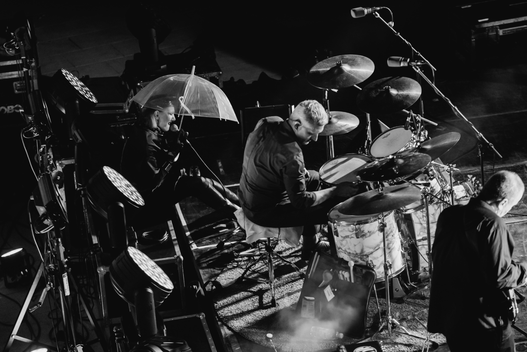 Bura, bura svuda oko nas. Osim oko Josipe koja je cijeli koncert sjedila na podu iza bubnja!