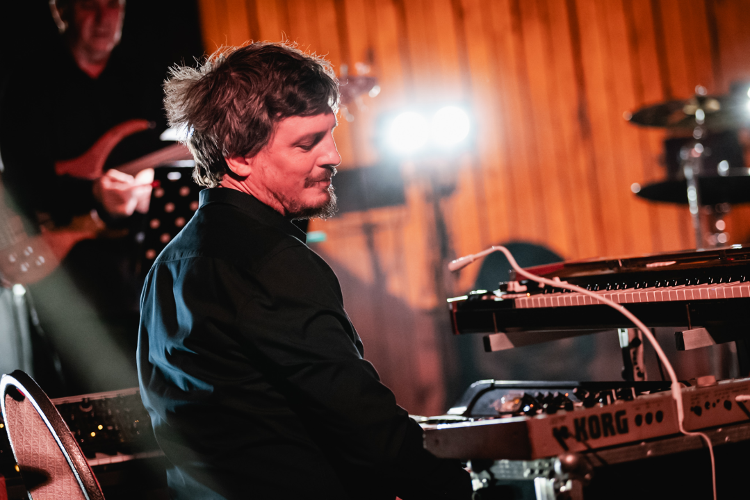 Bura, bura svuda oko nas. Osim oko Josipe koja je cijeli koncert sjedila na podu iza bubnja!