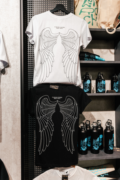 Šibenske tvrđave imaju najbolje darove i suvenire: Posteri, potići, majice, torbe, šalice i nakit, sve unikatno i maštovito!