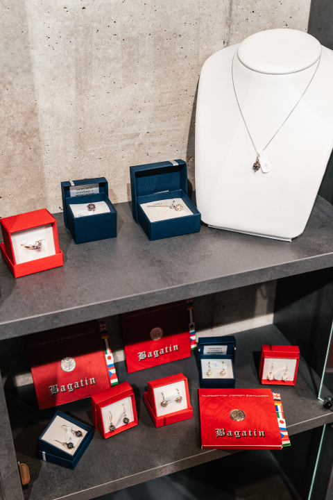 Šibenske tvrđave imaju najbolje darove i suvenire: Posteri, potići, majice, torbe, šalice i nakit, sve unikatno i maštovito!