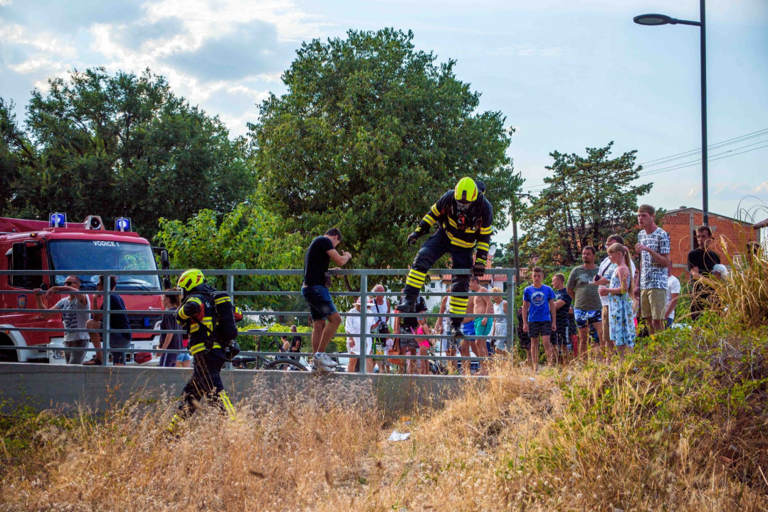 Izbio požar u napuštenom odmaralištu u Vodicama