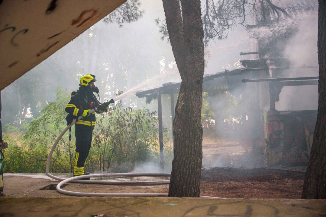 Izbio požar u napuštenom odmaralištu u Vodicama