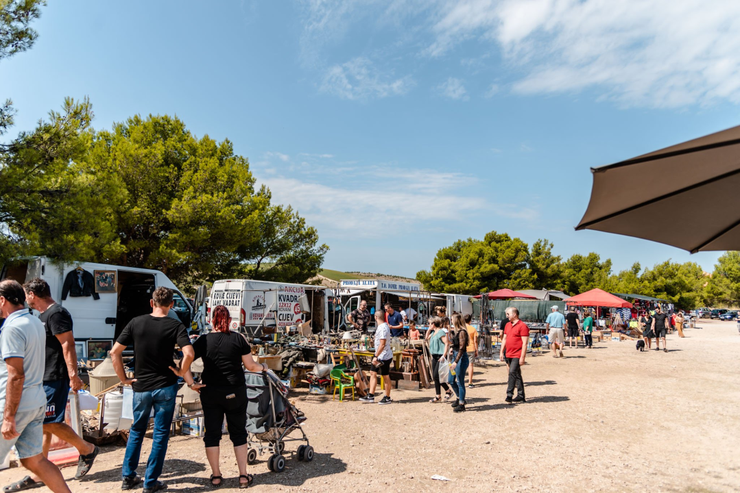 Janjetine nema, ali ima kukuruza: Pečenog, kuhanog i u obliku kokica. I brdo plastike 