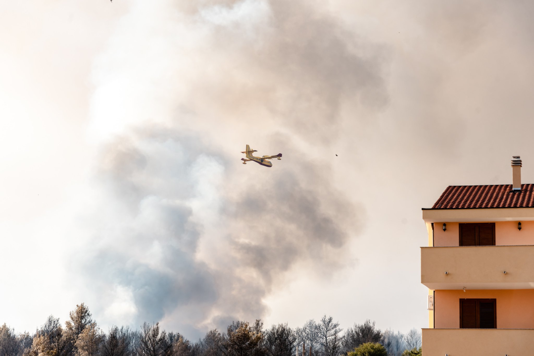 U tijeku sanacija požarišta u Vrpolju: Na terenu 60 vatrogasaca i 21 vozilo