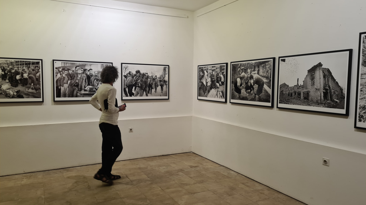 'Samo su mrtvi vidjeli kraj rata': FALIŠ otvoren izložbom srpskog fotografa o razaranju Vukovara