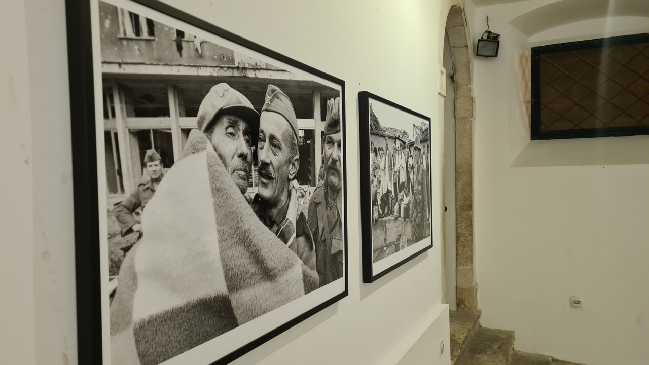 'Samo su mrtvi vidjeli kraj rata': FALIŠ otvoren izložbom srpskog fotografa o razaranju Vukovara