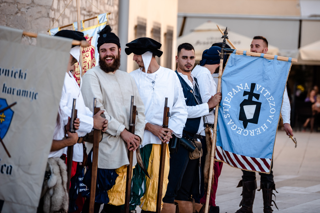 Mačevanjem povijesnih postrojbi na Poljani počela 'Opsada Šibenika 1647.' 