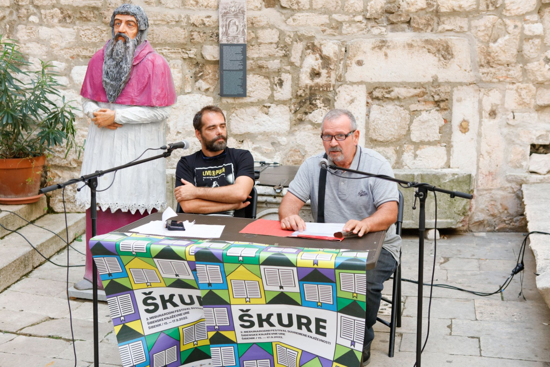 Ponos festivala ŠKURE: Preko 20 neafirmiranih pjesnika i pisaca pojavilo se danas kod krstionice