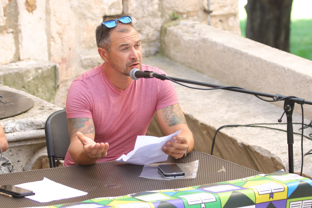 Ponos festivala ŠKURE: Preko 20 neafirmiranih pjesnika i pisaca pojavilo se danas kod krstionice