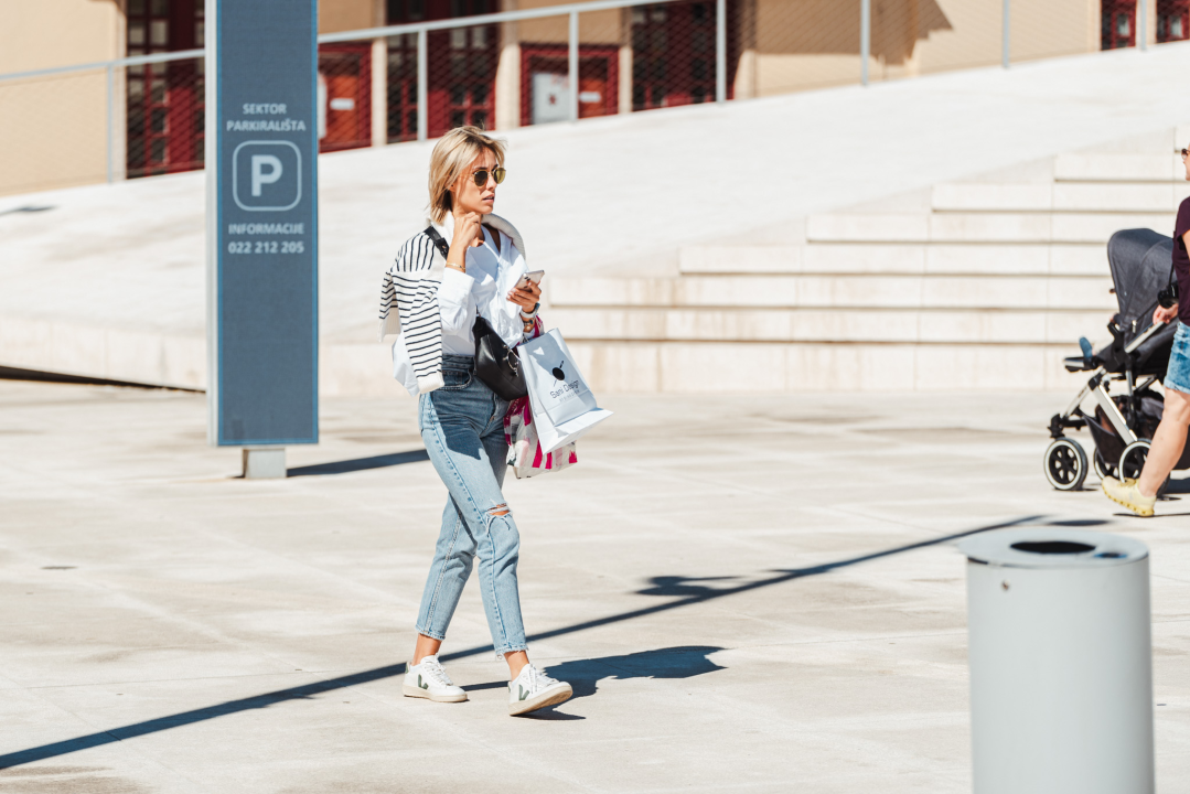 Trendi dame iz đira po gradu dat će vam ideje kako se odjenuti za prvi val zahlađenja! 