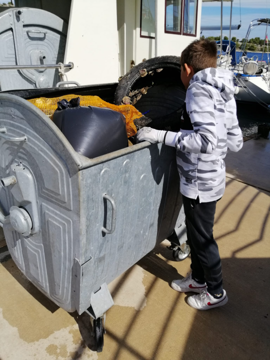 Više od 40 ronioca i volontera čistilo podmorje otoka Žuta