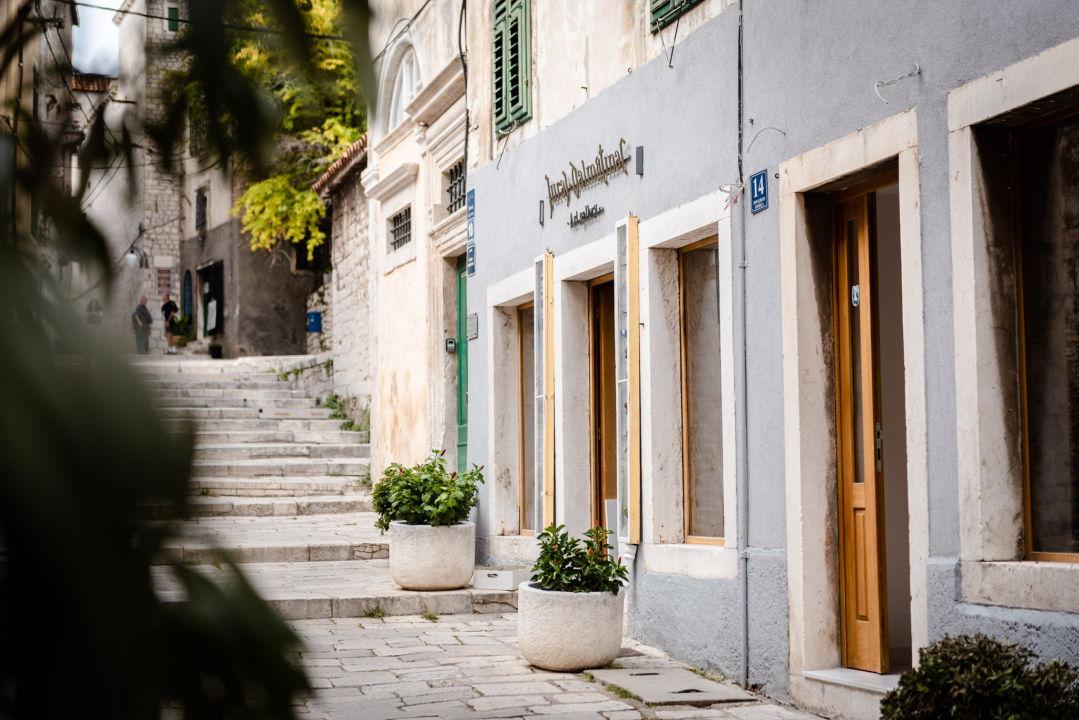 U Galeriju Juraj Dalmatinac stigle zimske kolekcije odjeće i jesenski popusti na slike 