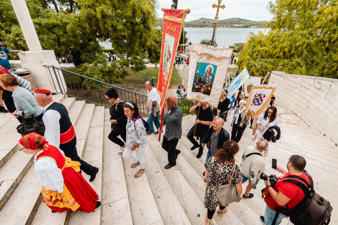 Procesijom gradskim ulicama počela proslava sv. Mihovila, nebeskog zaštitnika Šibenika