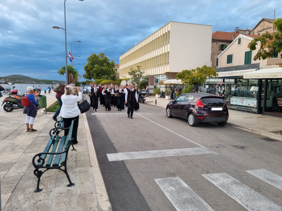 Šibenska narodna glazba počastila sugrađane promenadnim nastupom gradskim ulicama 