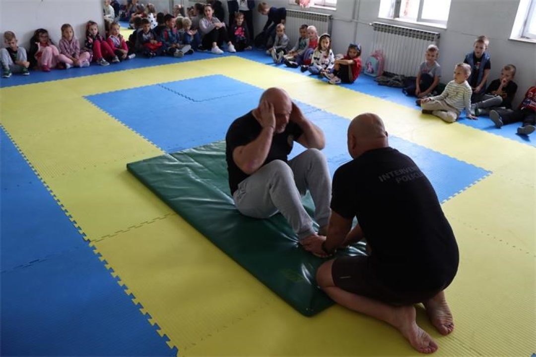 Djeca iz vrtića posjetila policajce u Šibeniku, Kninu, Drnišu i Vodicama