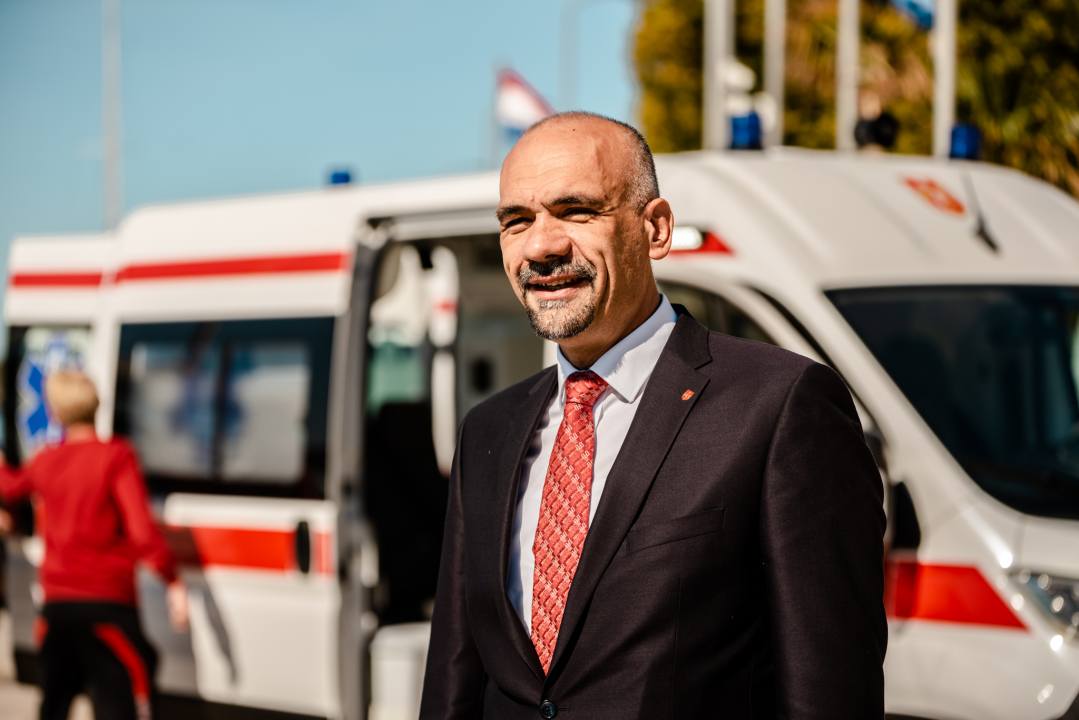 Župan Jelić predao šest sanitetskih vozila ravnateljima županijskih Domova zdravlja
