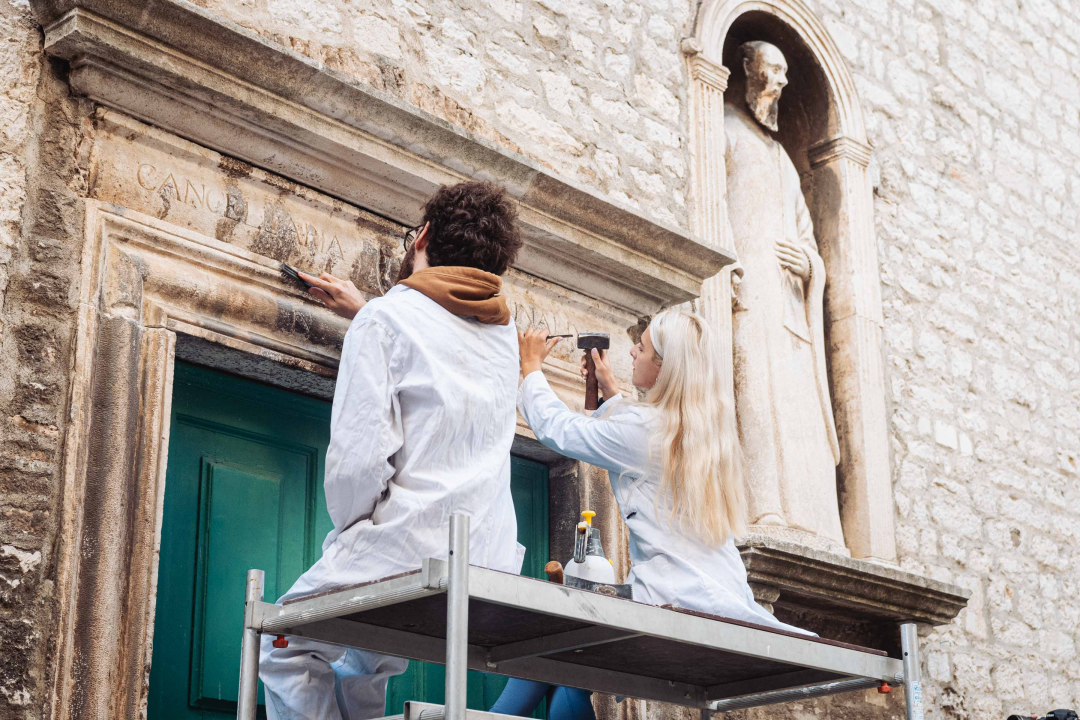 Studenti splitske akademije obnavljaju dva renesansna portala na ulazu u Muzej: ‘Ovo je velika čast’