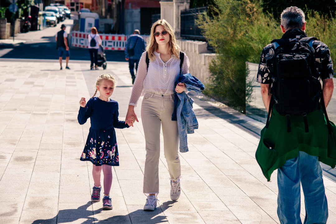 Lijepe dame u urbanim i opuštenim kombinacijama ukrale sve poglede u gradu 