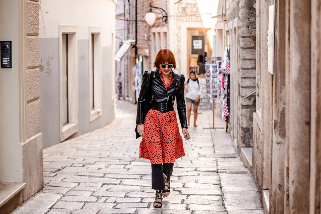 Lijepe dame u urbanim i opuštenim kombinacijama ukrale sve poglede u gradu 