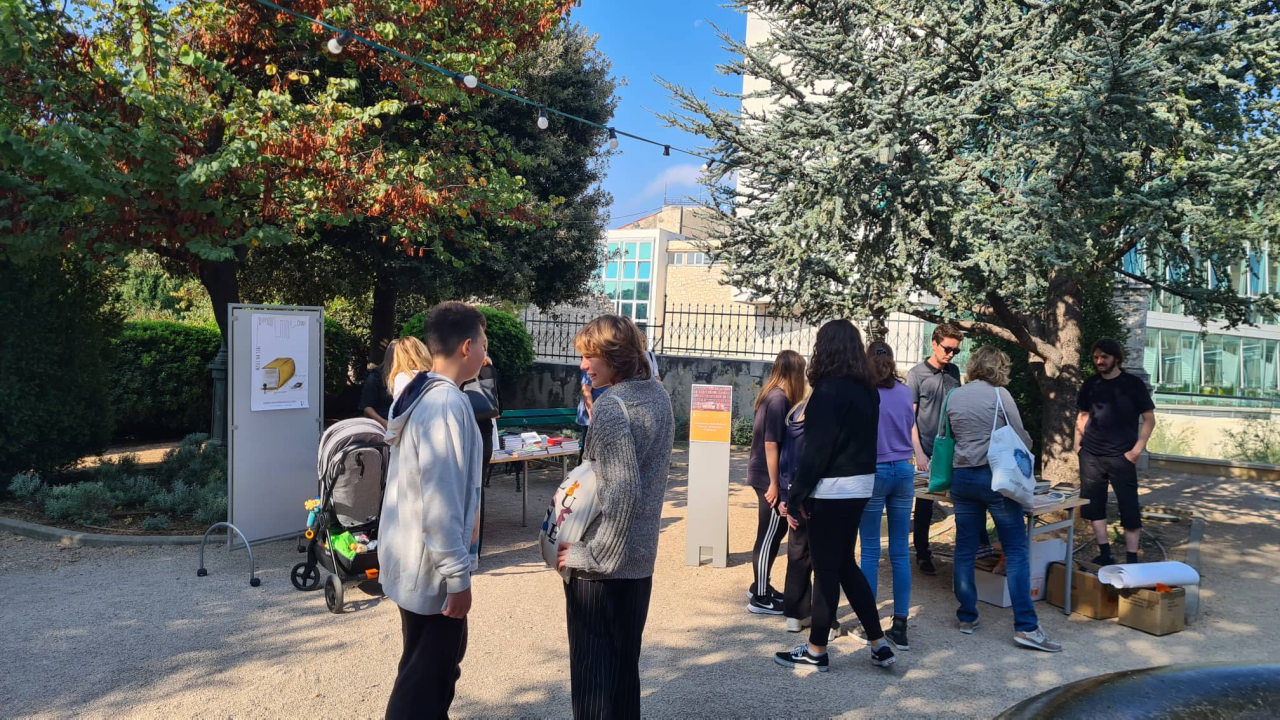 Misli na sebe, čitaj: Na mini sajmu u đardinu razmjenjuju se, kupuju i poklanjaju knjige