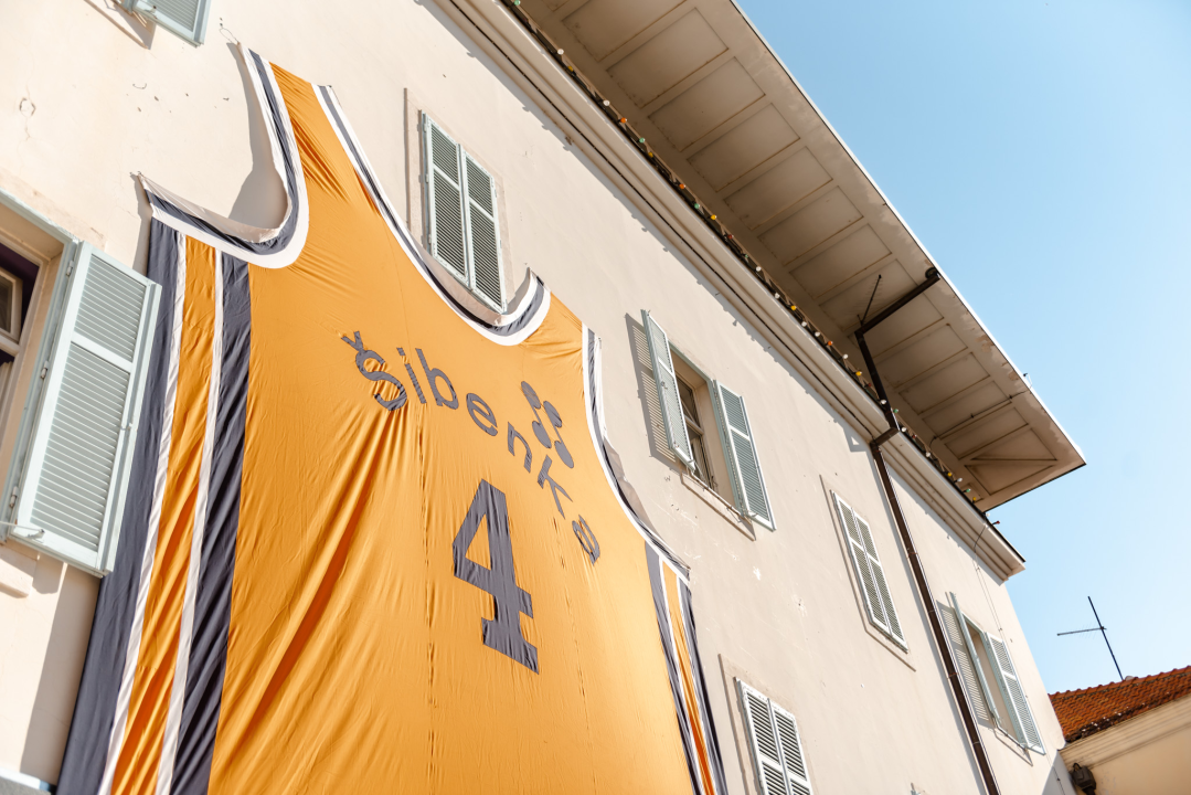 Košarkaški Mozart: Na Gradskoj upravi podignut veliki dres Dražena Petrovića