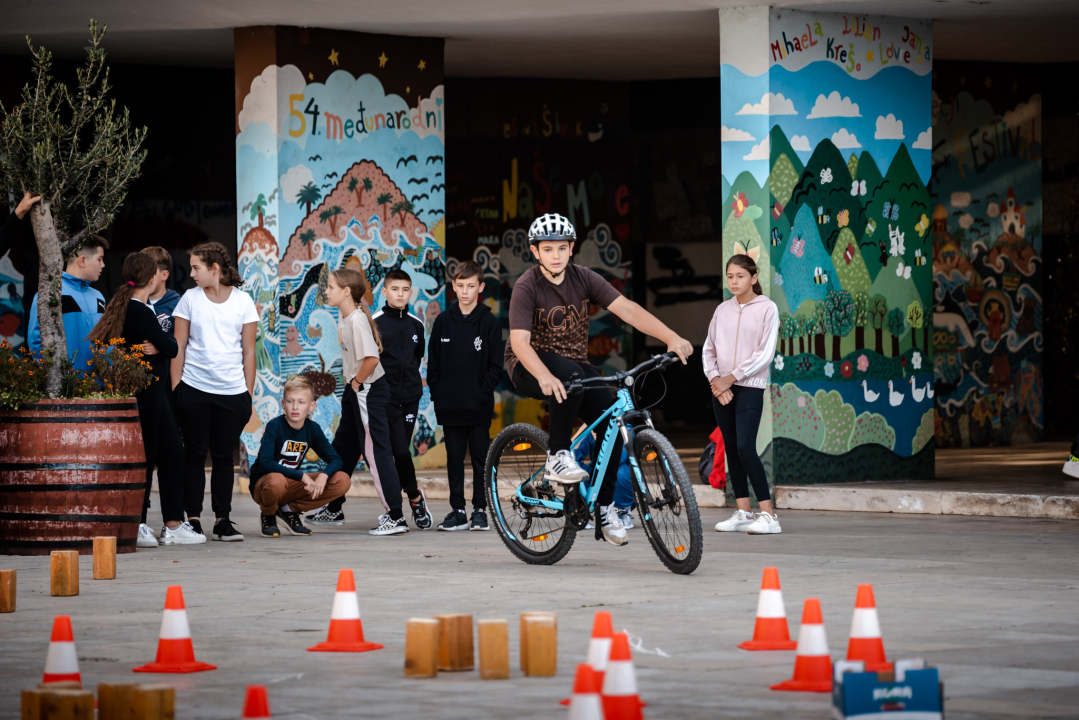 Ispred zgrade Županije održano natjecanje osnovnih škola u spretnosti vožnje bicikla: Evo pobjednika 