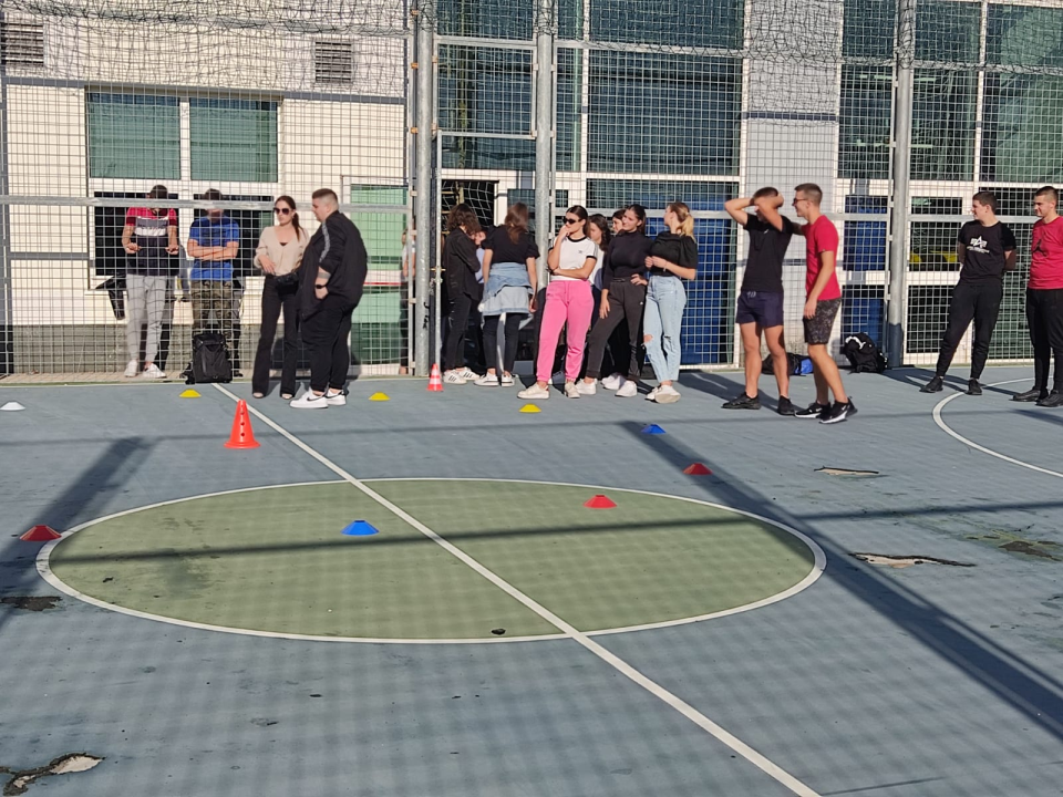 'Sigurnost u prometu' u Medicinskoj školi, učenici na romobilu odradili poligon