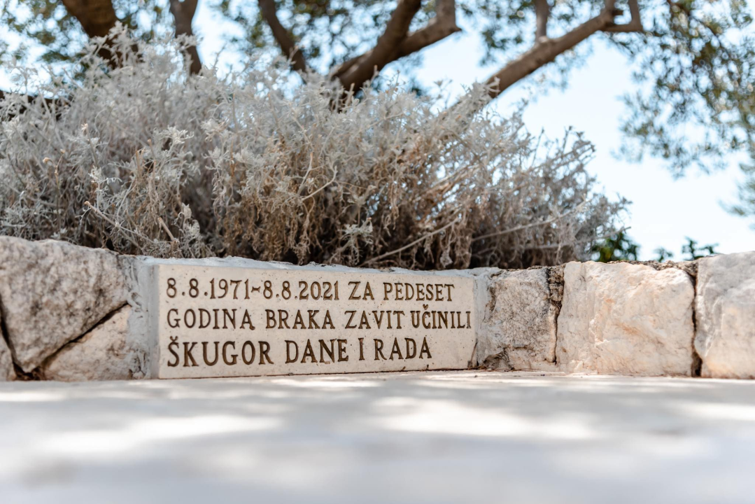 Škugori dokaz da utjecaj ode kako je i došao, s novcem: Maknuta boja sa zavjetne ploče