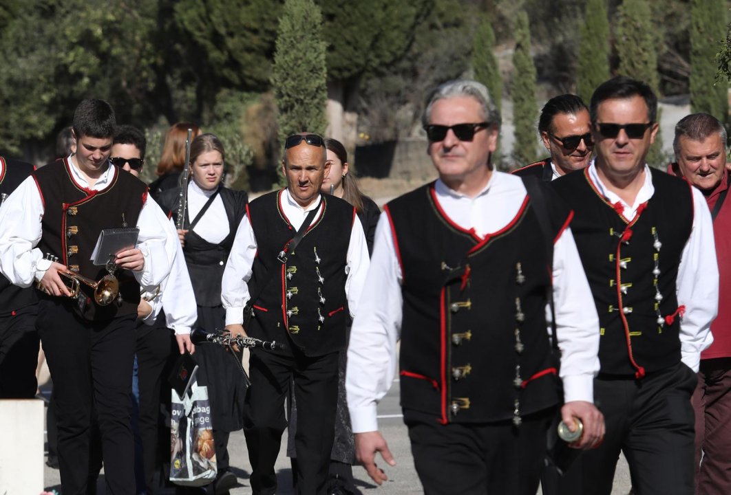 Šibenski glazbari tradicionalno sviraju na grobljima u gradu