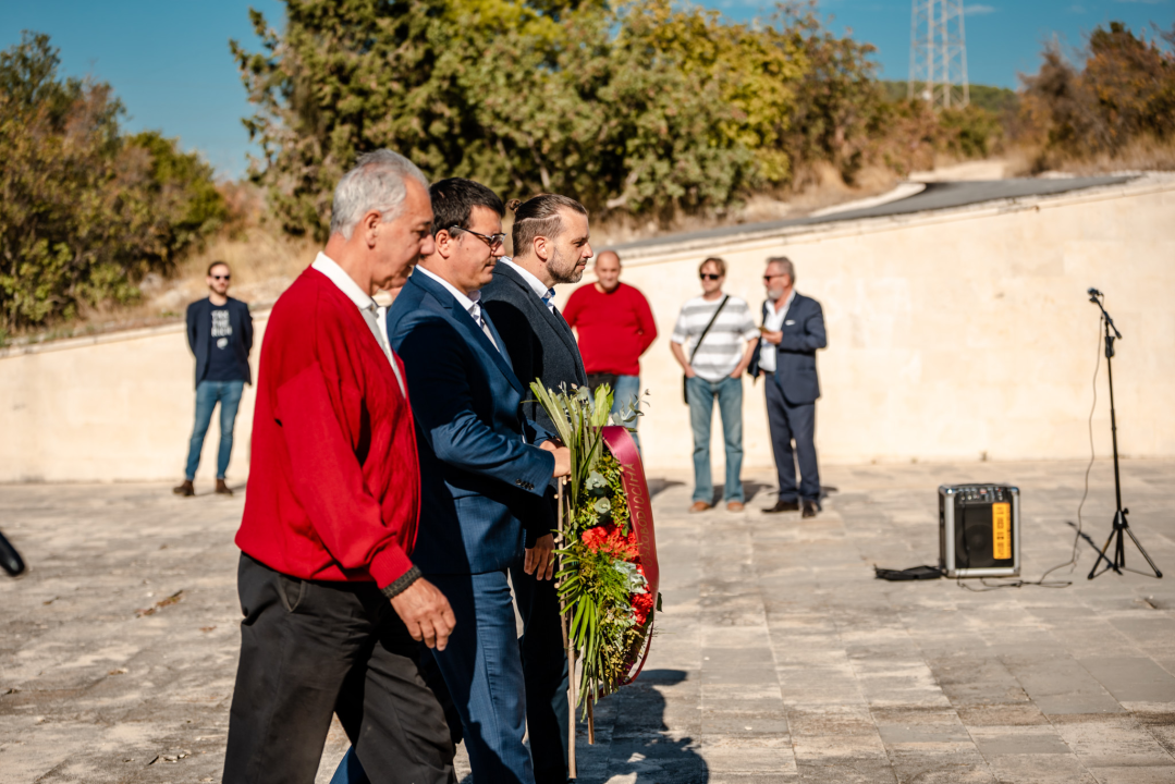 Na spomen-kosturnicu na Kvanju stavljeni karanfili: 'Za poginule neće biti zvučnika po gradu, ali će biti ponosa i prkosa'
