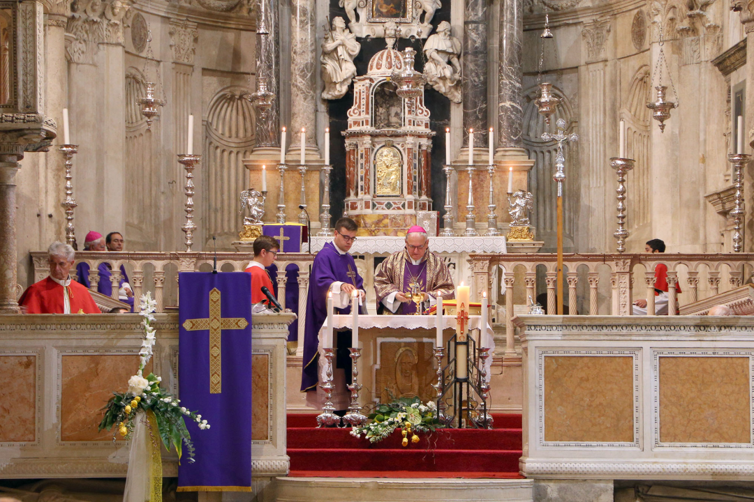 Rogić predvodio misu za sve preminule biskupe, svećenike, redovnice i redovnike